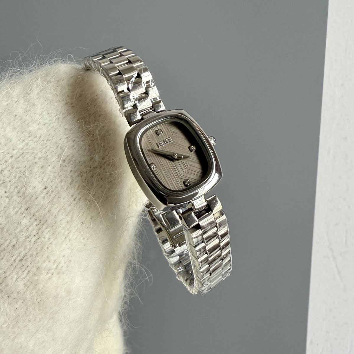 IEKE Crystal Pavé Bezel Cushion Steel Bracelet Watch - Radiant Quartz Watch for Women