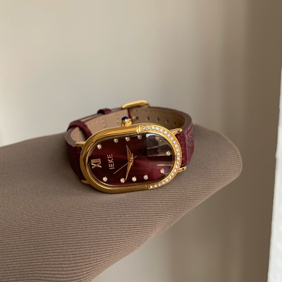Retro Sculpted Oval Dial Watch with Slim Leather Strap - Elegant Dress Watch for Women