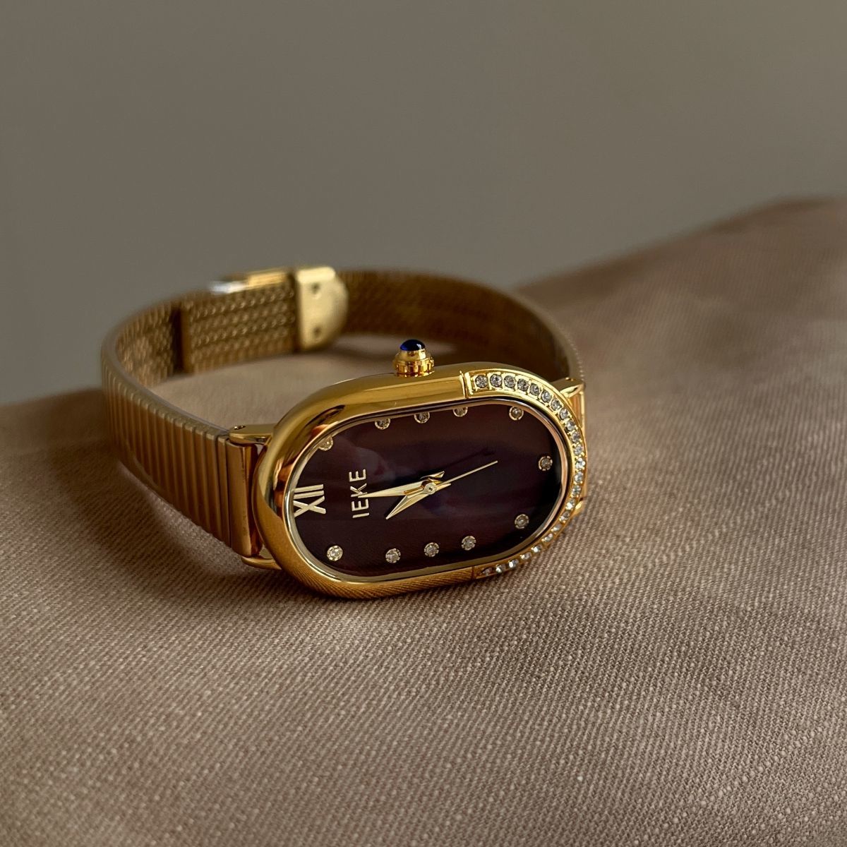 IEKE Retro Oval Watch with Slim Tapered Steel Bracelet - Minimalist Commuter Quartz Watch for Women
