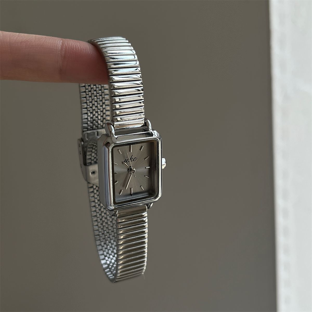 IEKE French Korean Vintage Petite Watch - Retro Minimalist Quartz Watch for Women