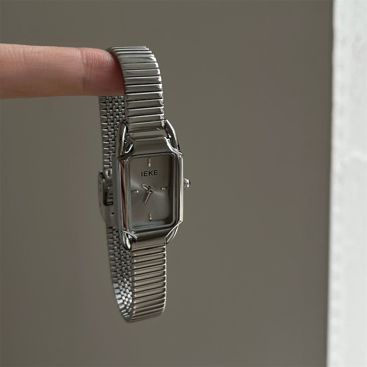 IEKE French Korean Vintage Petite Watch - Retro Minimalist Quartz Watch for Women