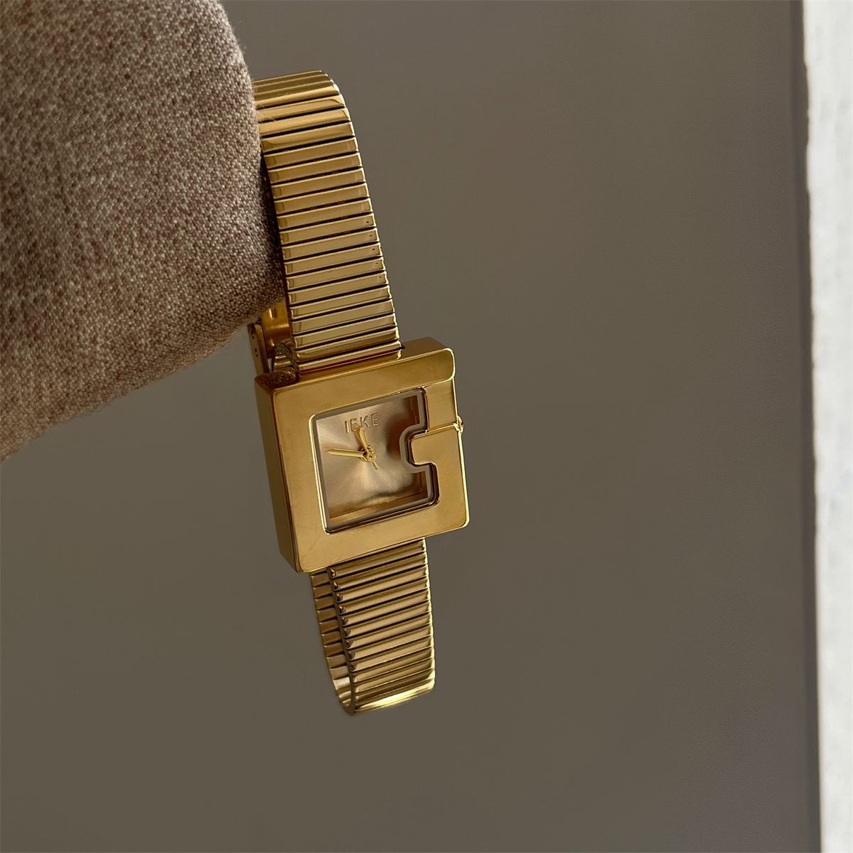 IEKE Vintage Gold T-Bar Watch with Recessed Dial - Avant-Garde Steel Bracelet Quartz Watch for Women