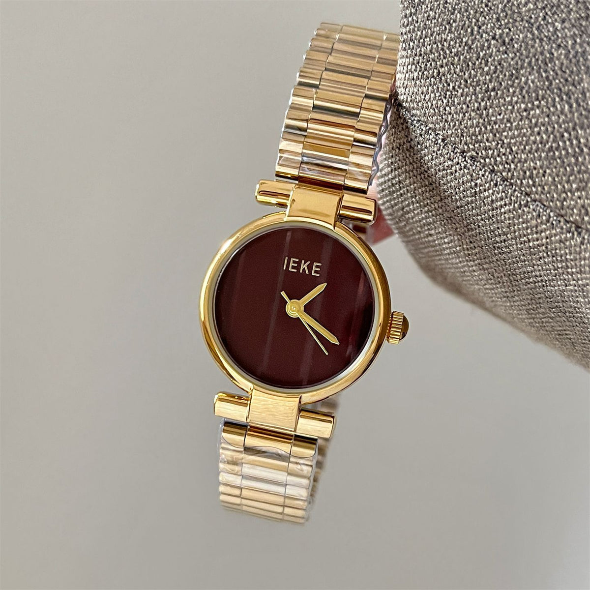 IEKE Vintage Archival Round Steel Bracelet Watch - Antique Chic Quartz Watch for Women