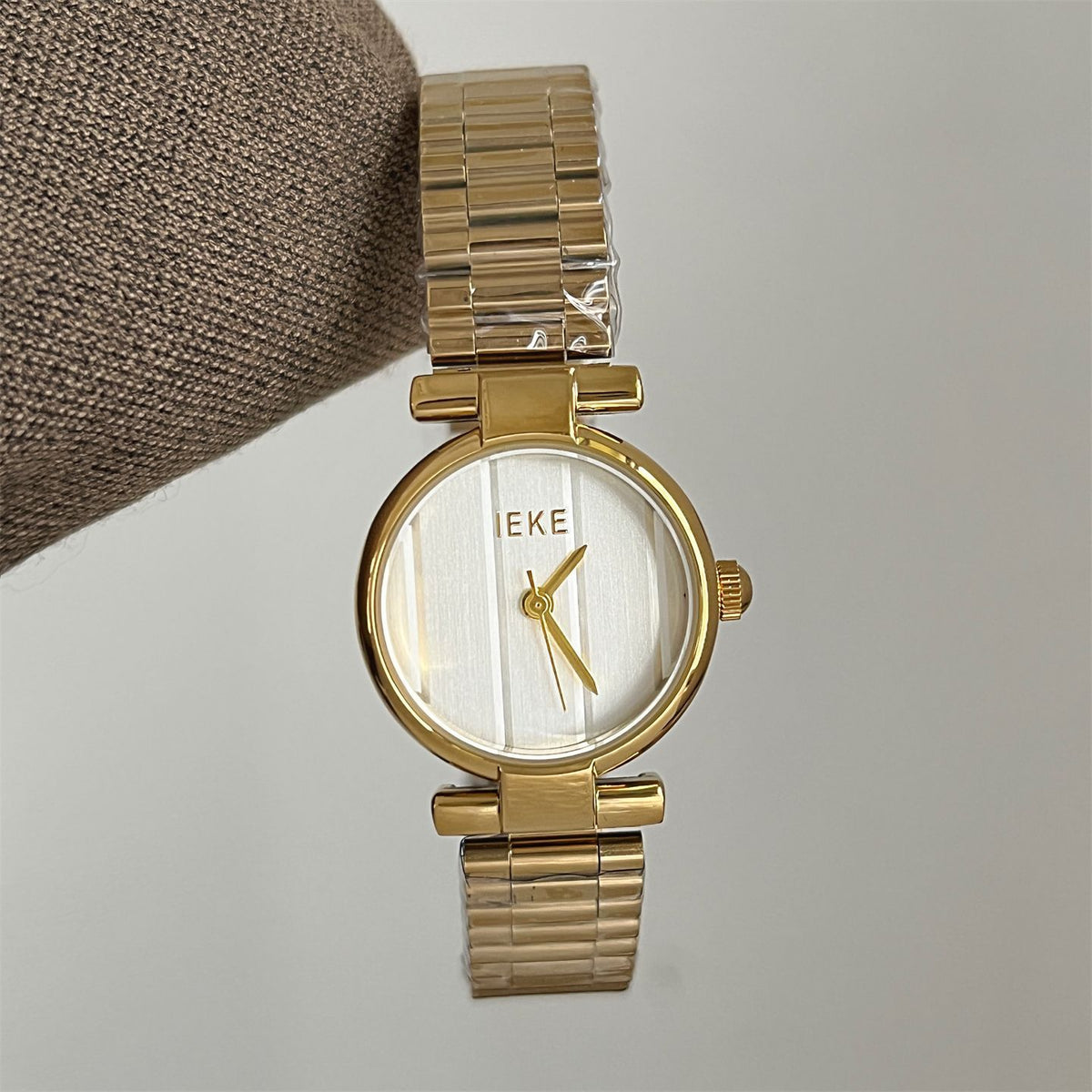 IEKE Vintage Archival Round Steel Bracelet Watch - Antique Chic Quartz Watch for Women