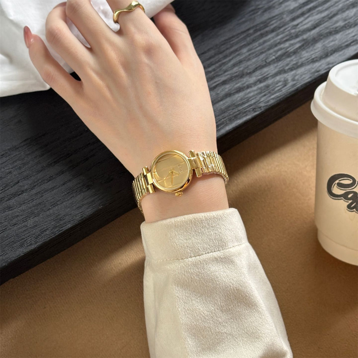IEKE Vintage Archival Round Steel Bracelet Watch - Antique Chic Quartz Watch for Women