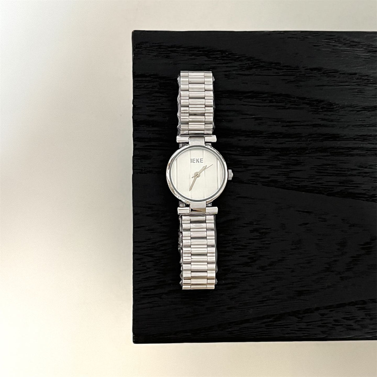 IEKE Vintage Archival Round Steel Bracelet Watch - Antique Chic Quartz Watch for Women