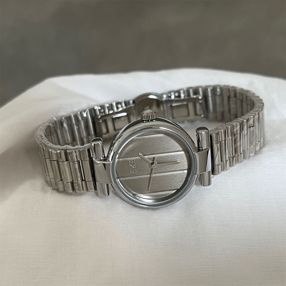 IEKE Vintage Archival Round Steel Bracelet Watch - Antique Chic Quartz Watch for Women