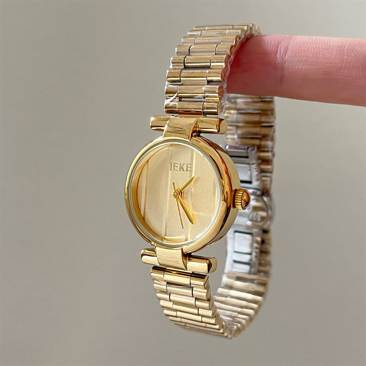IEKE Vintage Archival Round Steel Bracelet Watch - Antique Chic Quartz Watch for Women