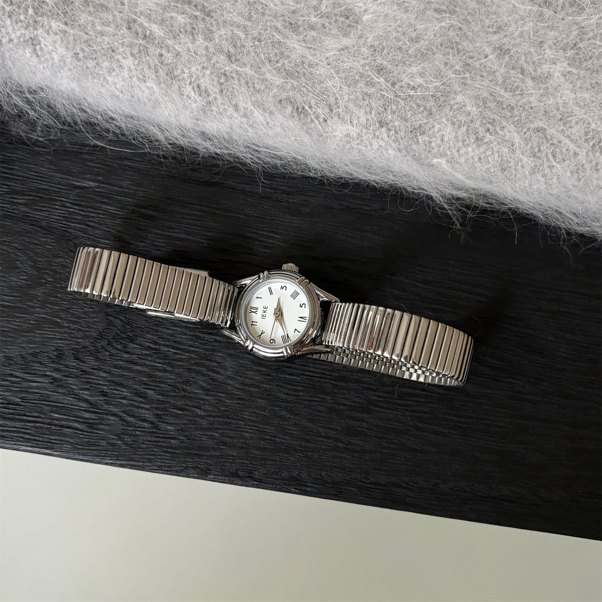 IEKE Classic Petite Round Minimalist Leather Watch - Pure Dainty Quartz Watch for Women