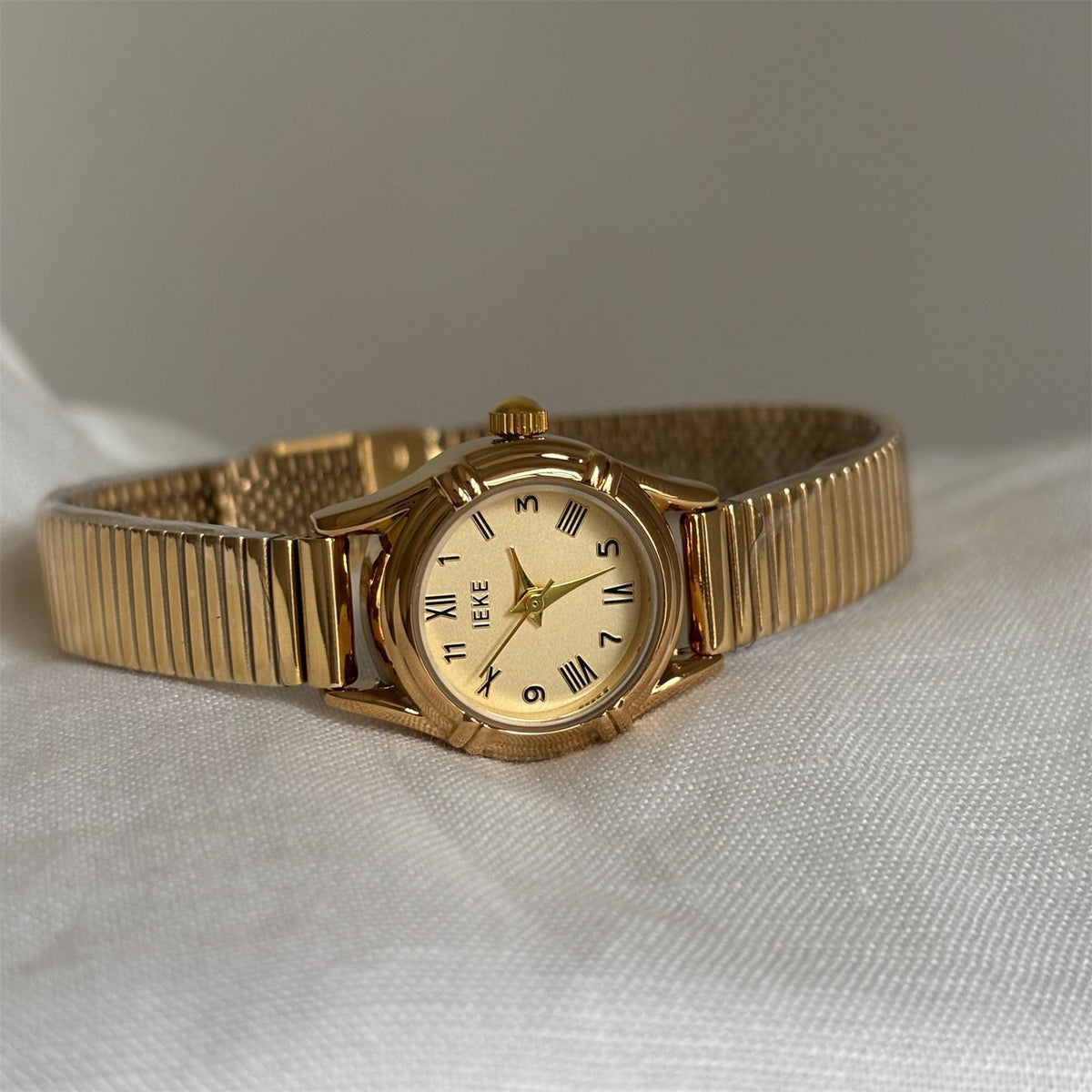 IEKE Classic Petite Round Minimalist Leather Watch - Pure Dainty Quartz Watch for Women