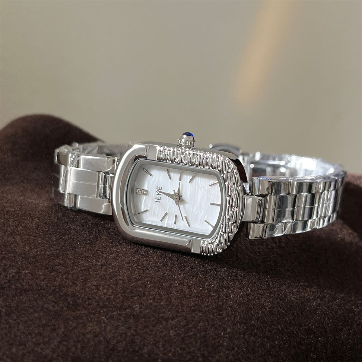 IEKE Cold Aesthetic Monochrome Steel Bracelet Watch - Modern Minimalist Quartz Watch for Women