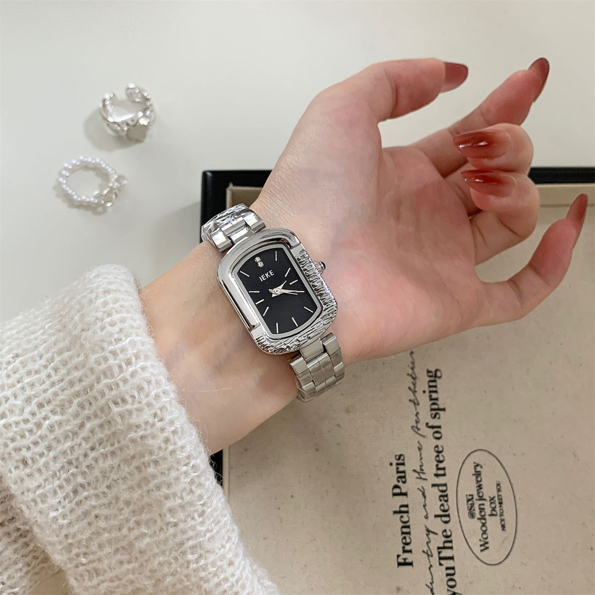 IEKE Cold Aesthetic Monochrome Steel Bracelet Watch - Modern Minimalist Quartz Watch for Women