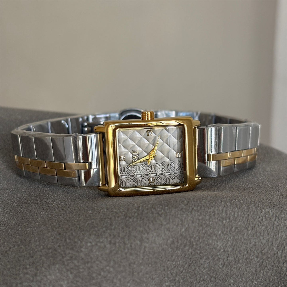 IEKE Vintage Engraved Filigree Square Steel Watch - Antique Patterned Quartz Watch for Women