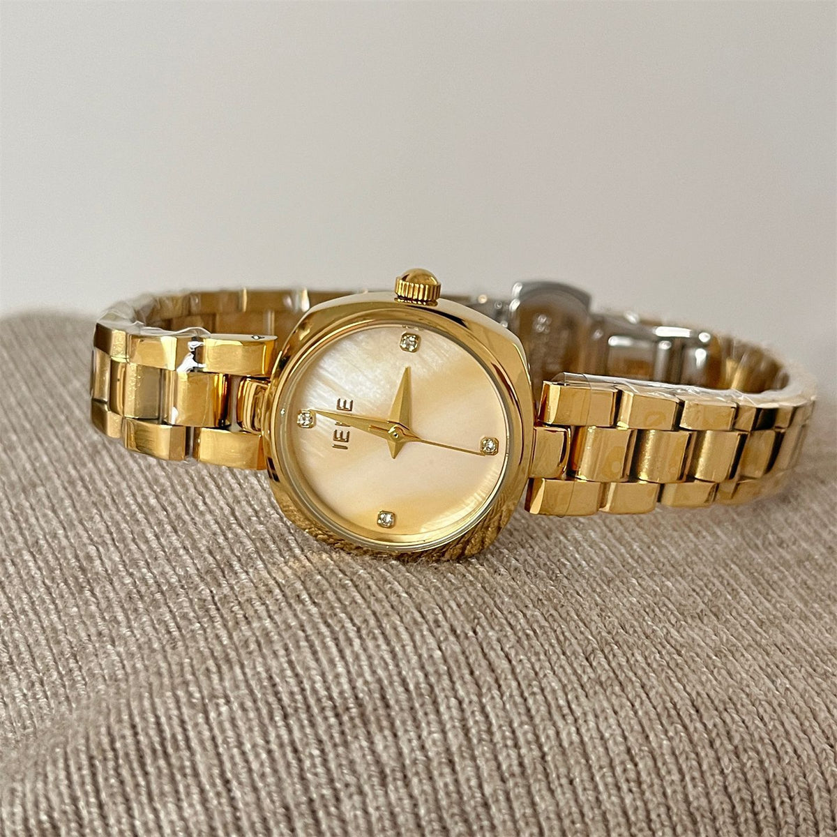 IEKE Sparkling Crystal Halo Steel Bracelet Watch - Radiant Petite Quartz Watch for Women