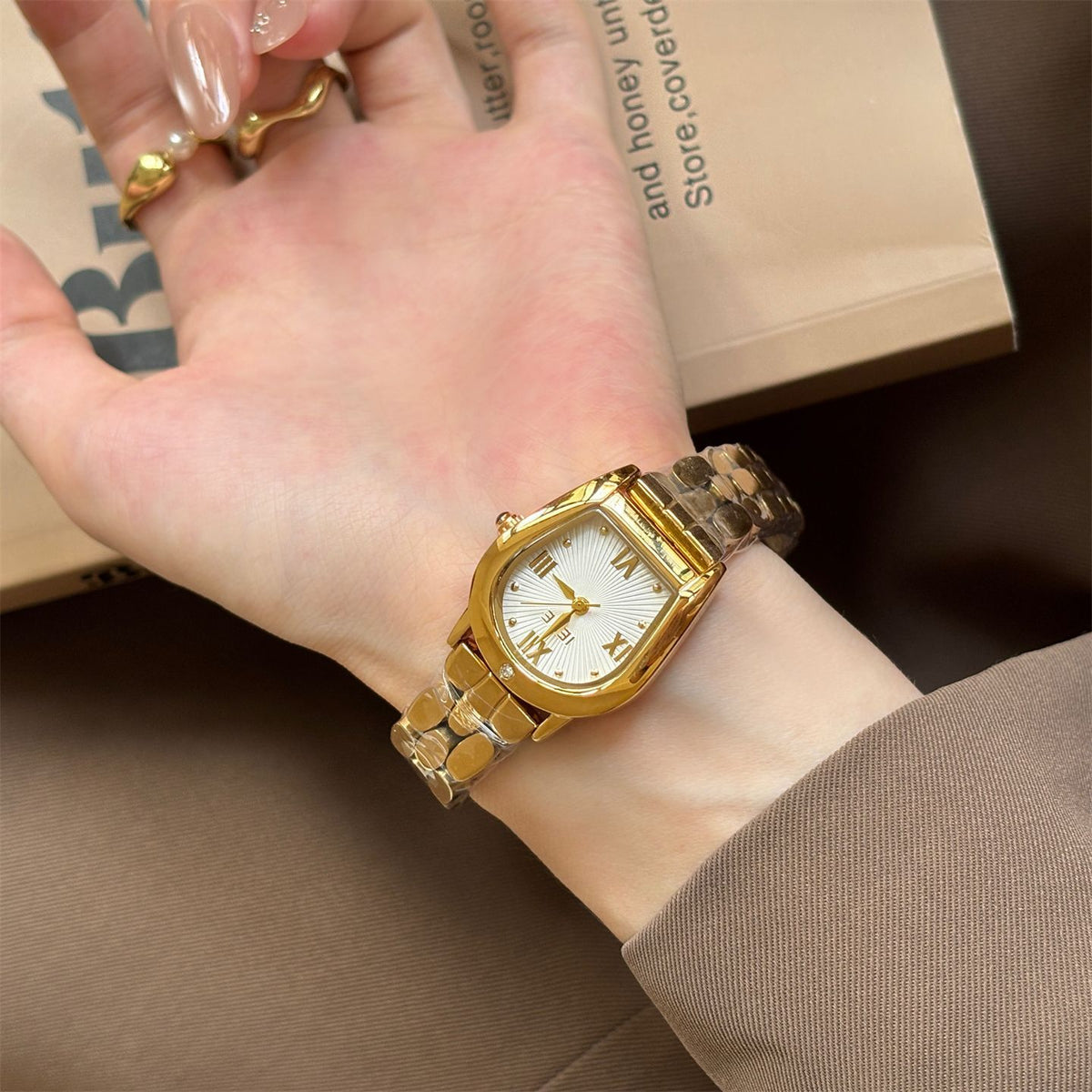 IEKE Architectural Archway Bezel Steel Bracelet Watch - Sculptural Vintage Quartz Watch for Women