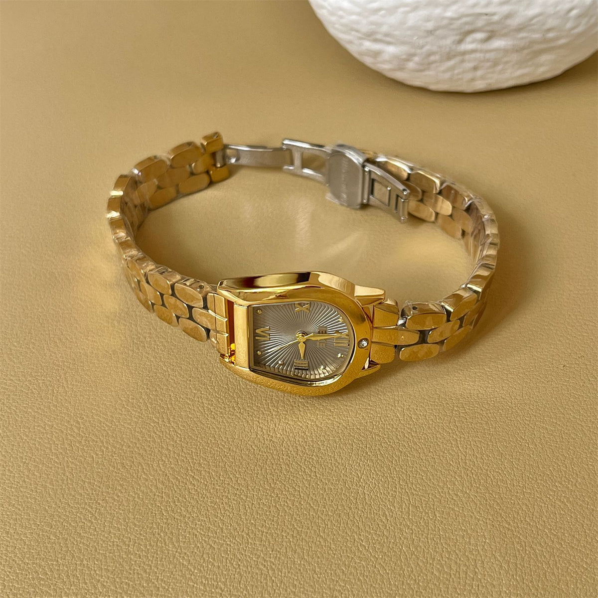 IEKE Architectural Archway Bezel Steel Bracelet Watch - Sculptural Vintage Quartz Watch for Women