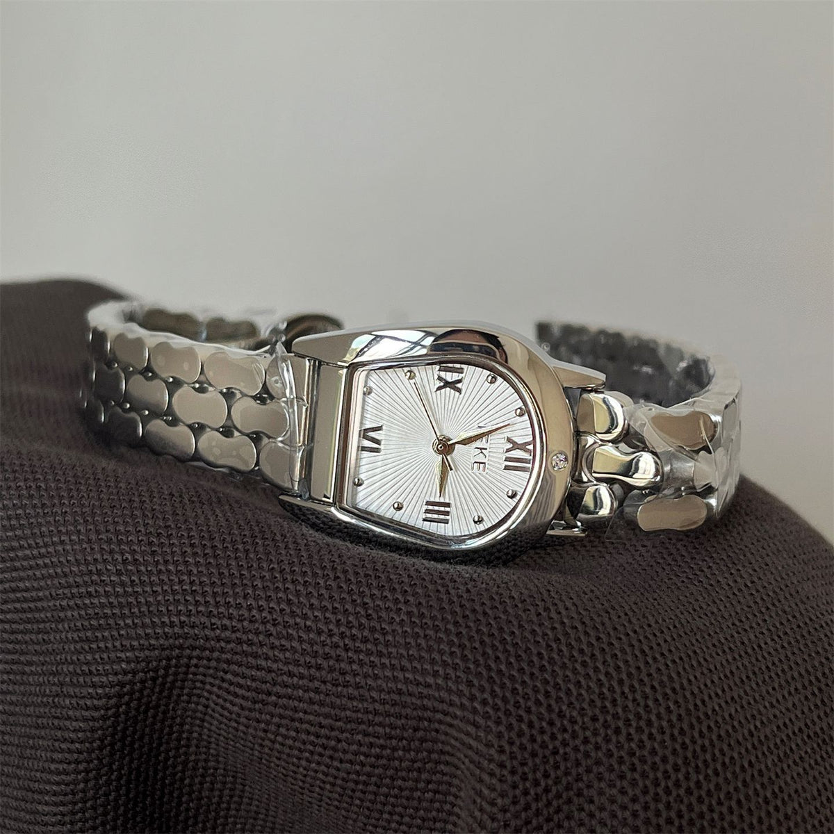 IEKE Architectural Archway Bezel Steel Bracelet Watch - Sculptural Vintage Quartz Watch for Women