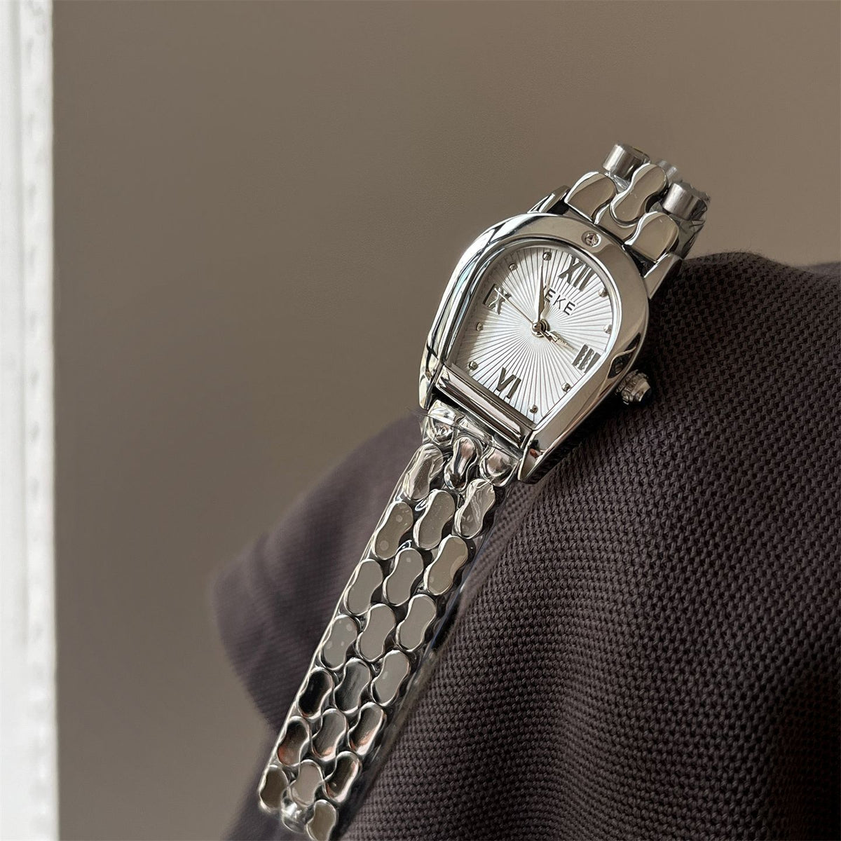 IEKE Architectural Archway Bezel Steel Bracelet Watch - Sculptural Vintage Quartz Watch for Women