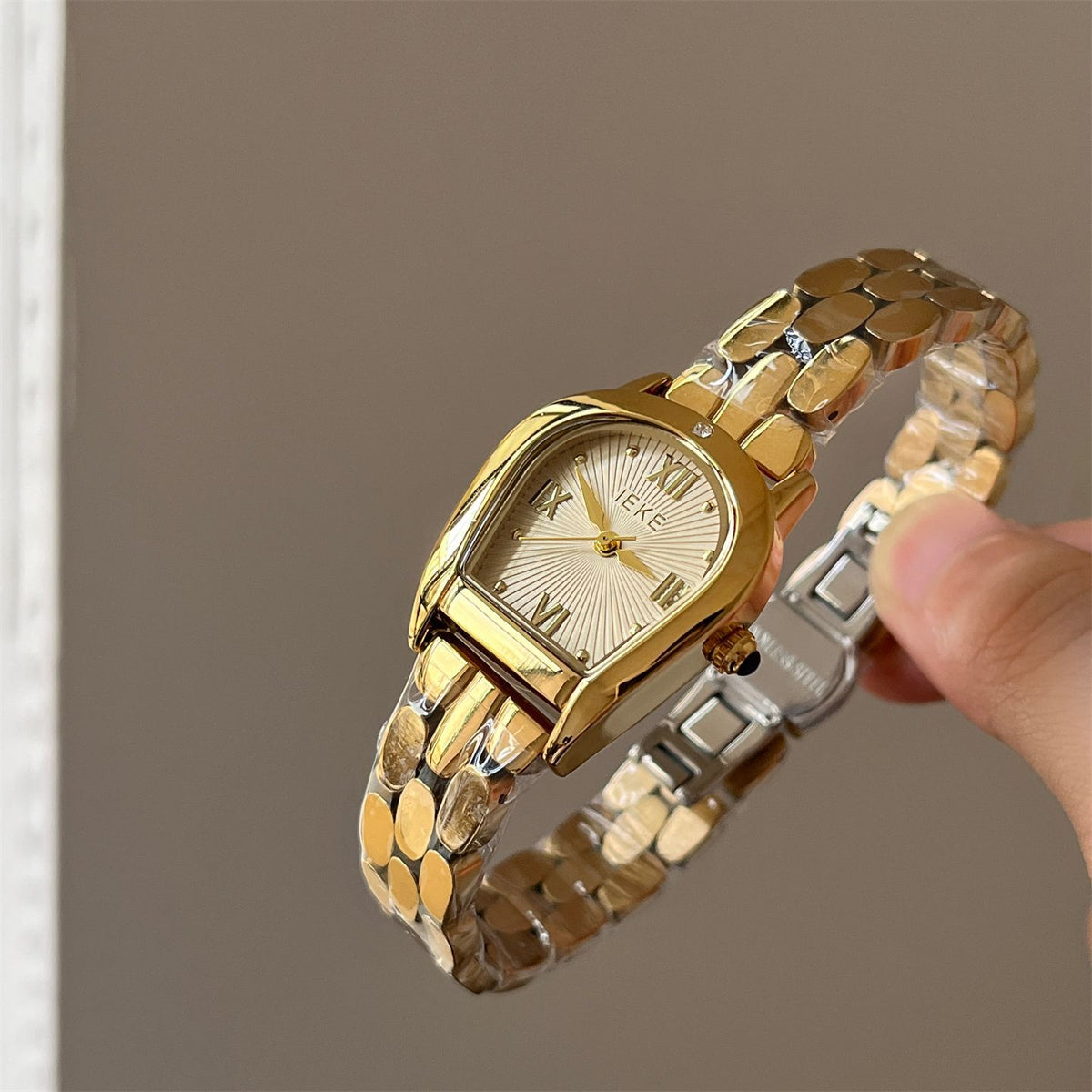 IEKE Architectural Archway Bezel Steel Bracelet Watch - Sculptural Vintage Quartz Watch for Women