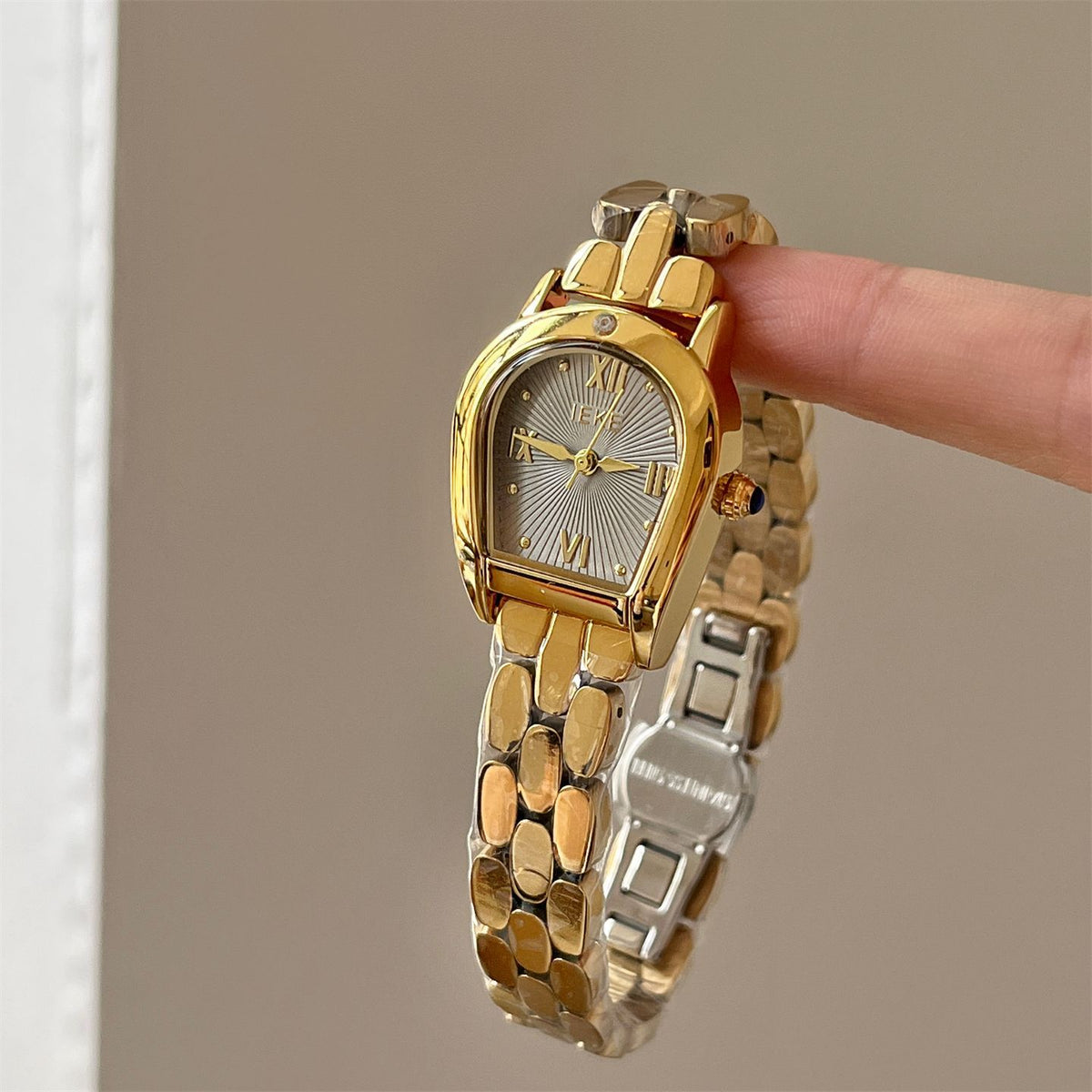 IEKE Architectural Archway Bezel Steel Bracelet Watch - Sculptural Vintage Quartz Watch for Women