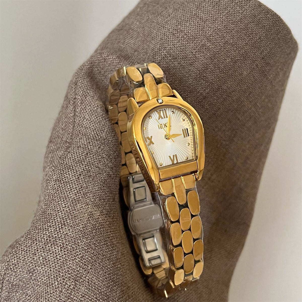 IEKE Architectural Archway Bezel Steel Bracelet Watch - Sculptural Vintage Quartz Watch for Women